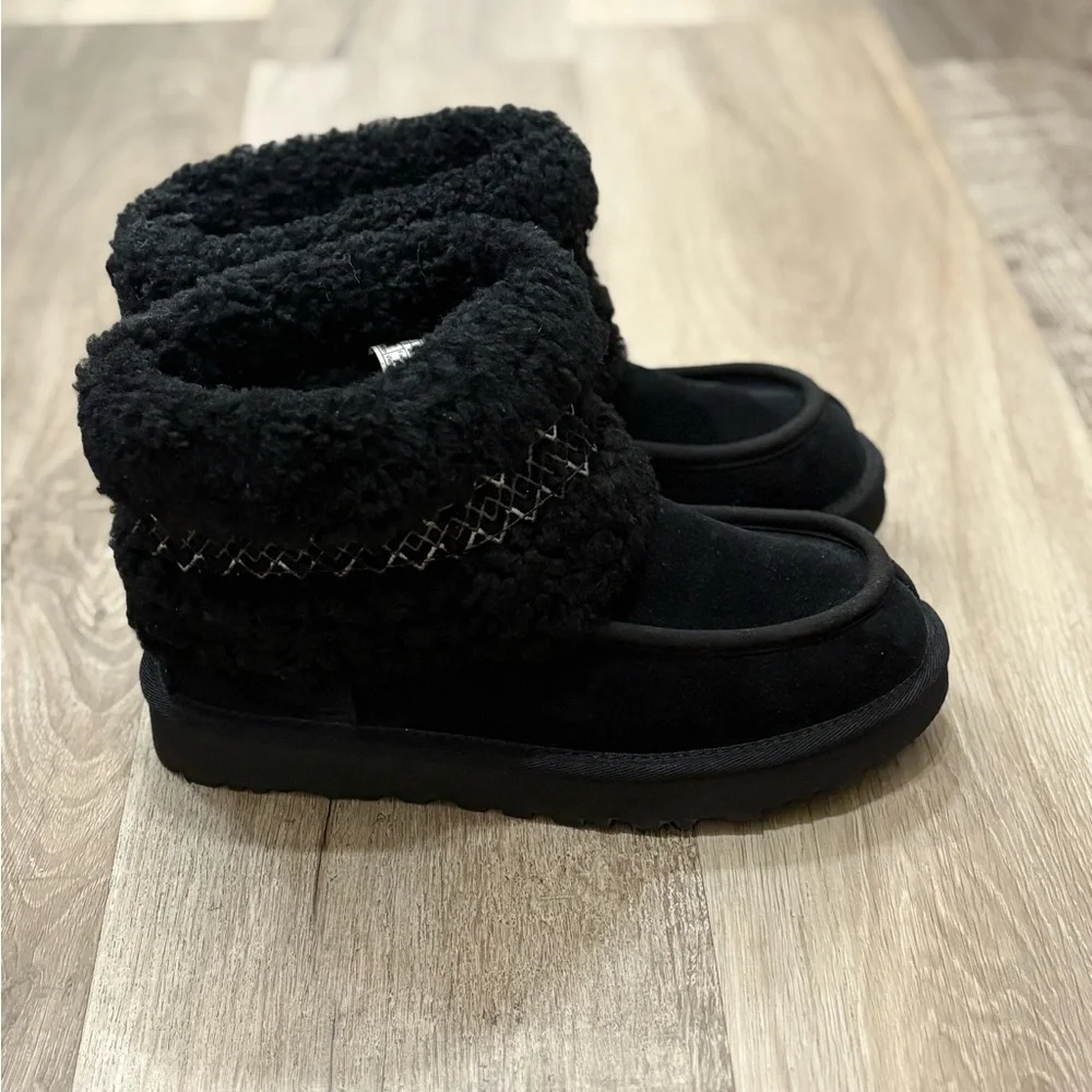 NEW Ugg Mini UGGbraid size 6